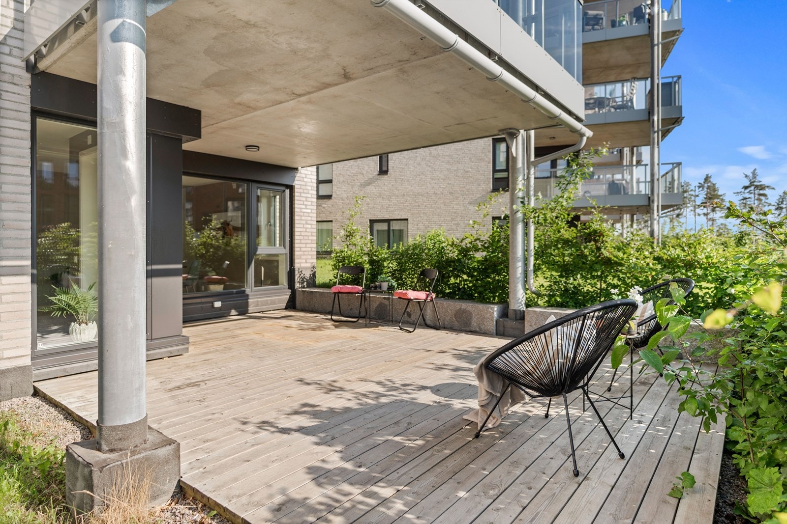 Deler av uteplassen er overbygd, det er installert utelys og stikk. Galleribilde