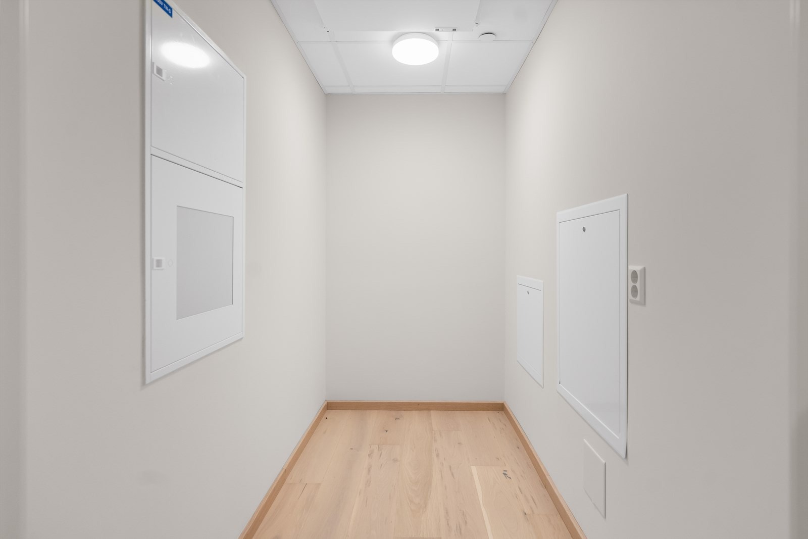 Innvendig bod på ca. 4 kvm. Det er også tilgang til kjellerbod på ca. 5 kvm. Galleribilde