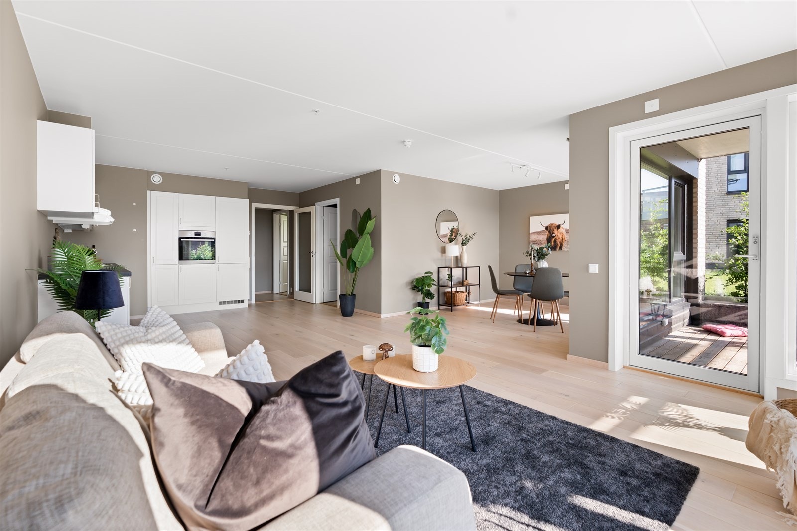 Stort oppholdsrom med god plass til å møblere. Galleribilde