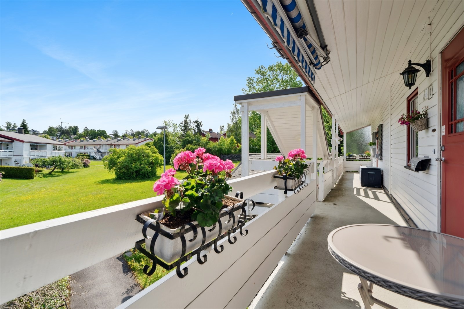 Lun og praktisk velkomstsone med utsyn over tomten til borettslaget. Galleribilde