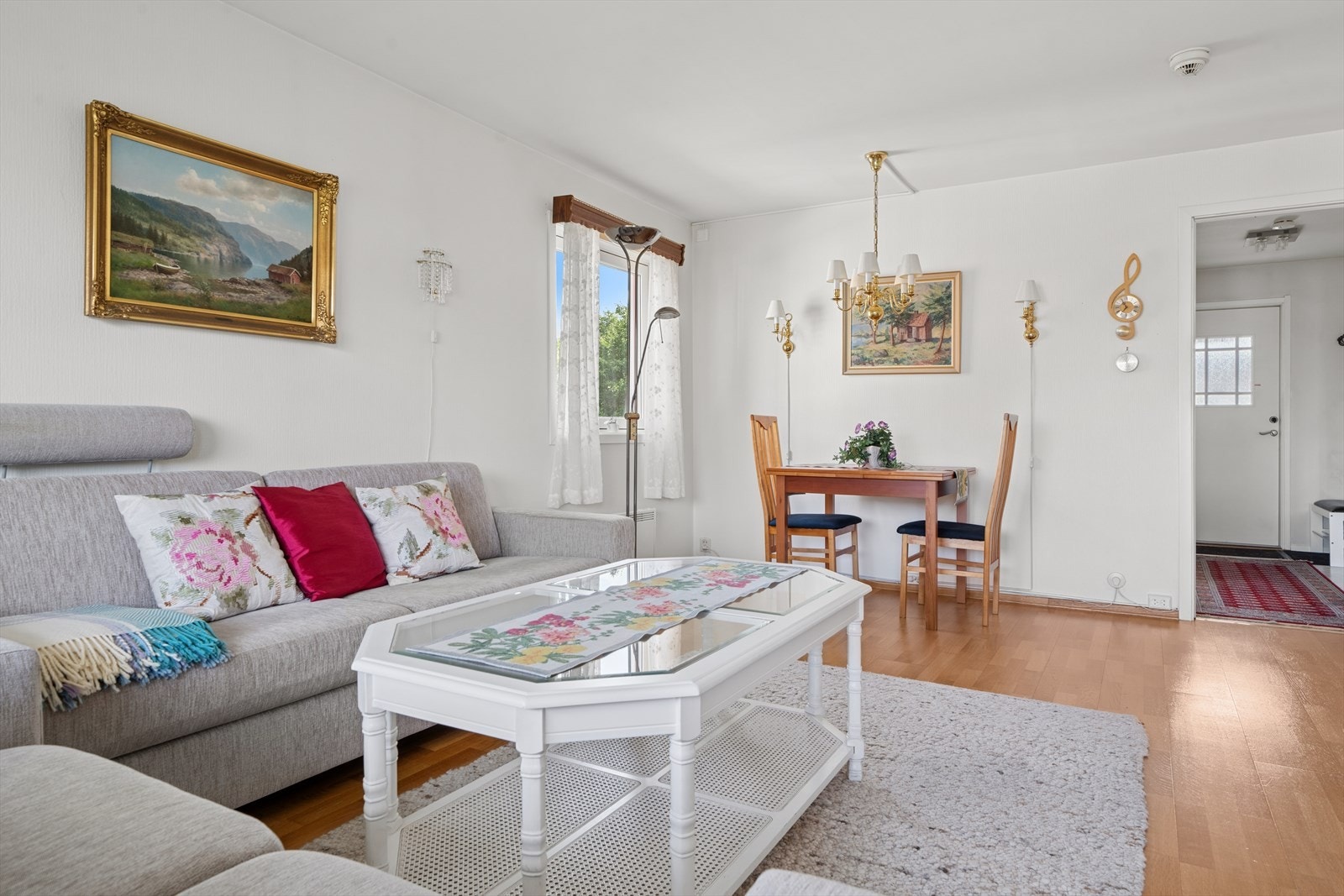 Gulvet er lagt med 3-stavs eikeparkett, samt enkelte rom med tepper og belegg. Galleribilde