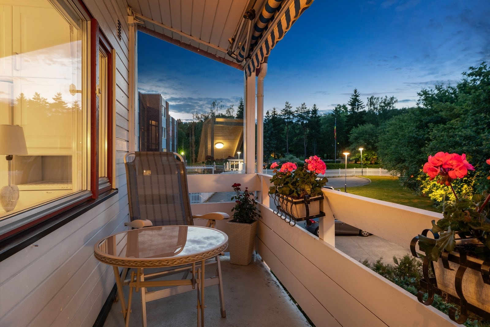 Ved inngangsdøren er det en uteplass/svalgang, som gir en lun og praktisk velkomstsone. Galleribilde