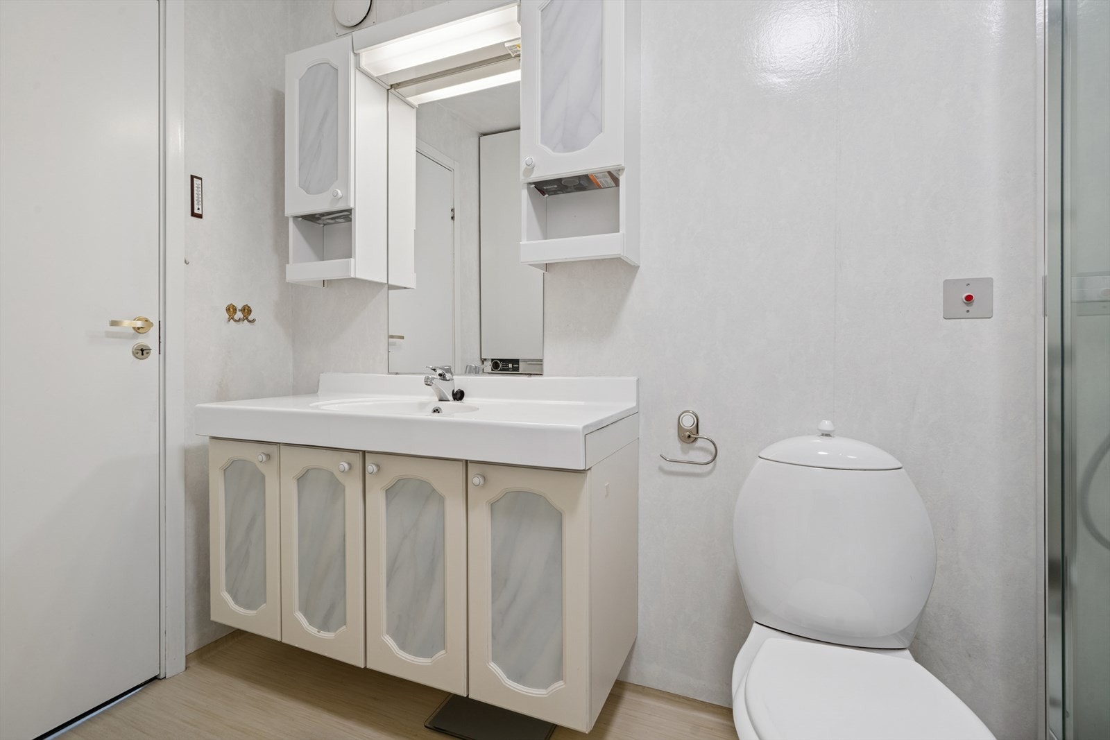 Det er også opplegg for vaskemaskin. I tillegg er det installert en varmtvannsbereder med kapasitet på 116 liter. Galleribilde