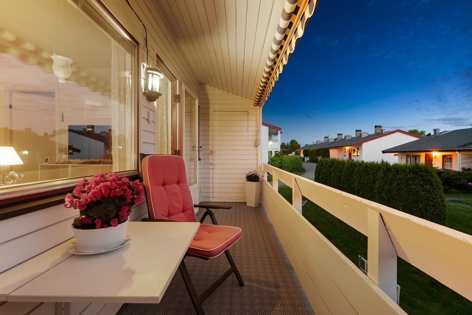 Her er det montert markise fra 2016, samt lampe, stikkontakt og varmelampe. I tilknytning til balkongen finnes også en praktisk utvendig bod på ca. 2 m². Galleribilde