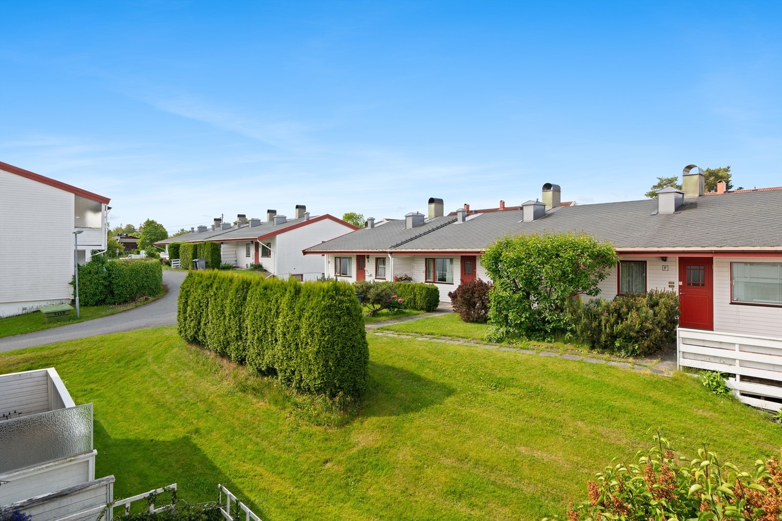 Den ligger fint og tilbaketrukket til i 2. etasje, med utsyn over nærområdet og gode solforhold. Galleribilde