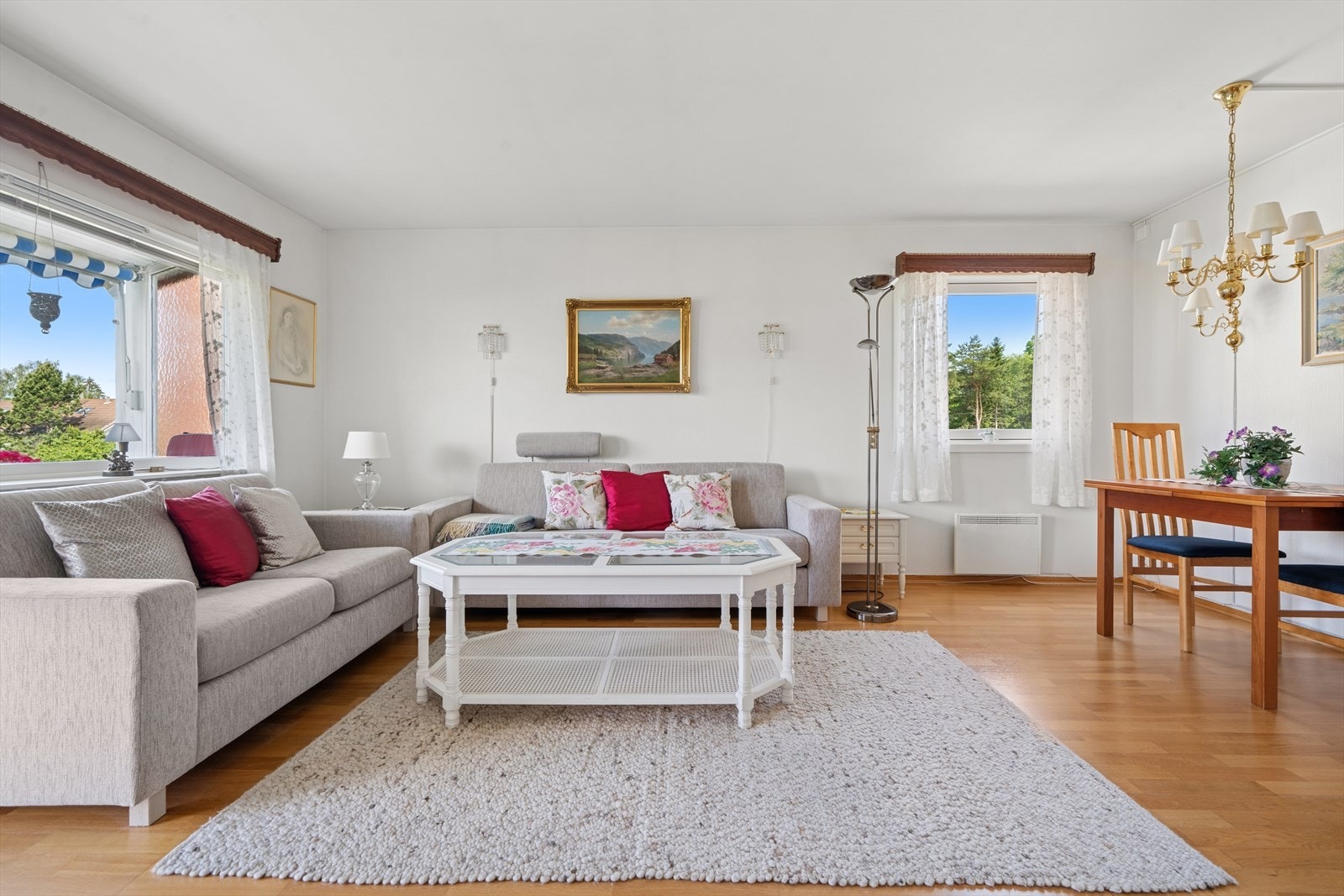 Som endeleilighet har den flere vindusflater (vest og nord) som gir rikelig med naturlig lys og en luftig atmosfære. Galleribilde