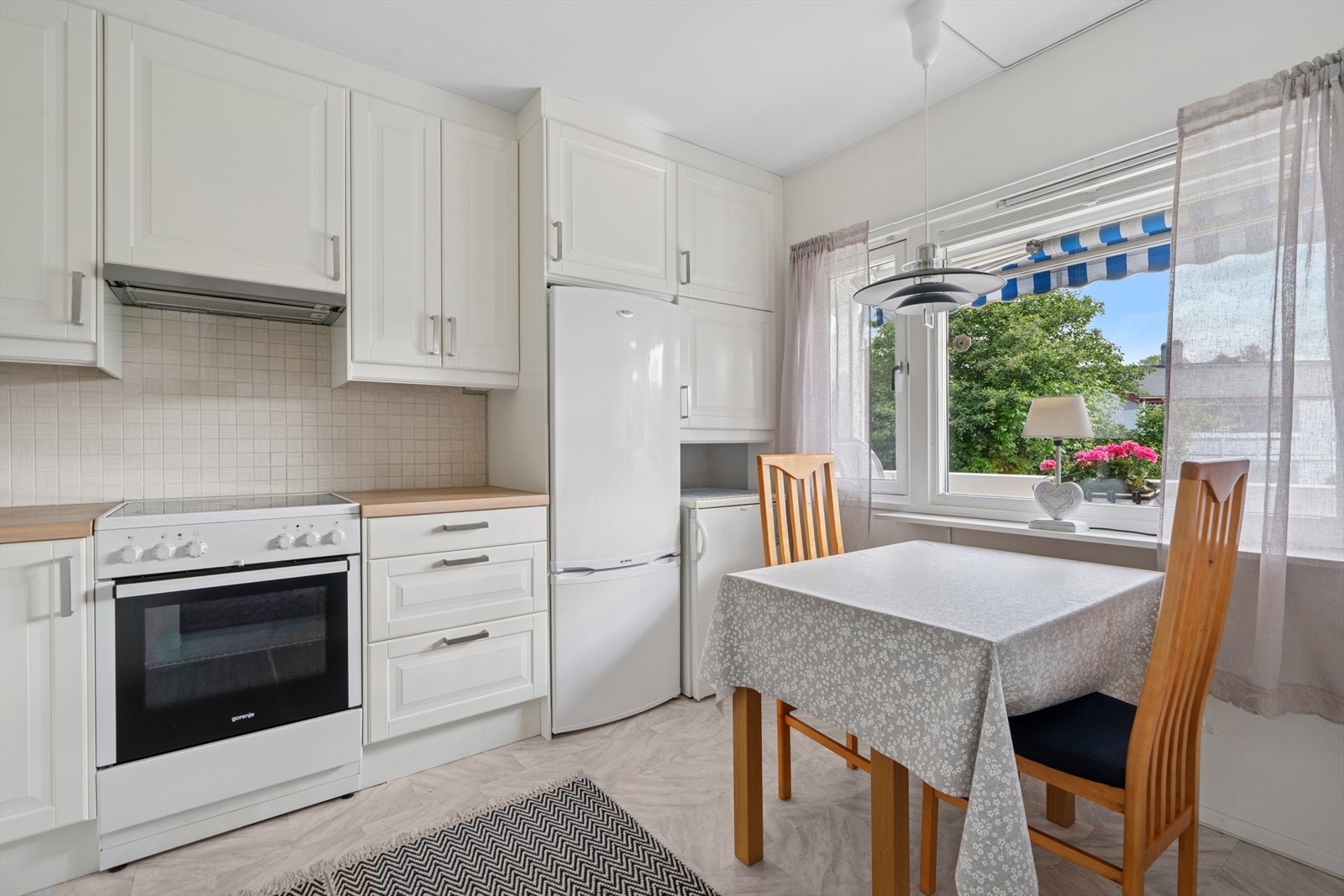 Kjøkkenet er utstyrt med hvitevarer som kombiskap, ekstra fryser, oppvaskmaskin og komfyr - alt inkludert i salget. Galleribilde