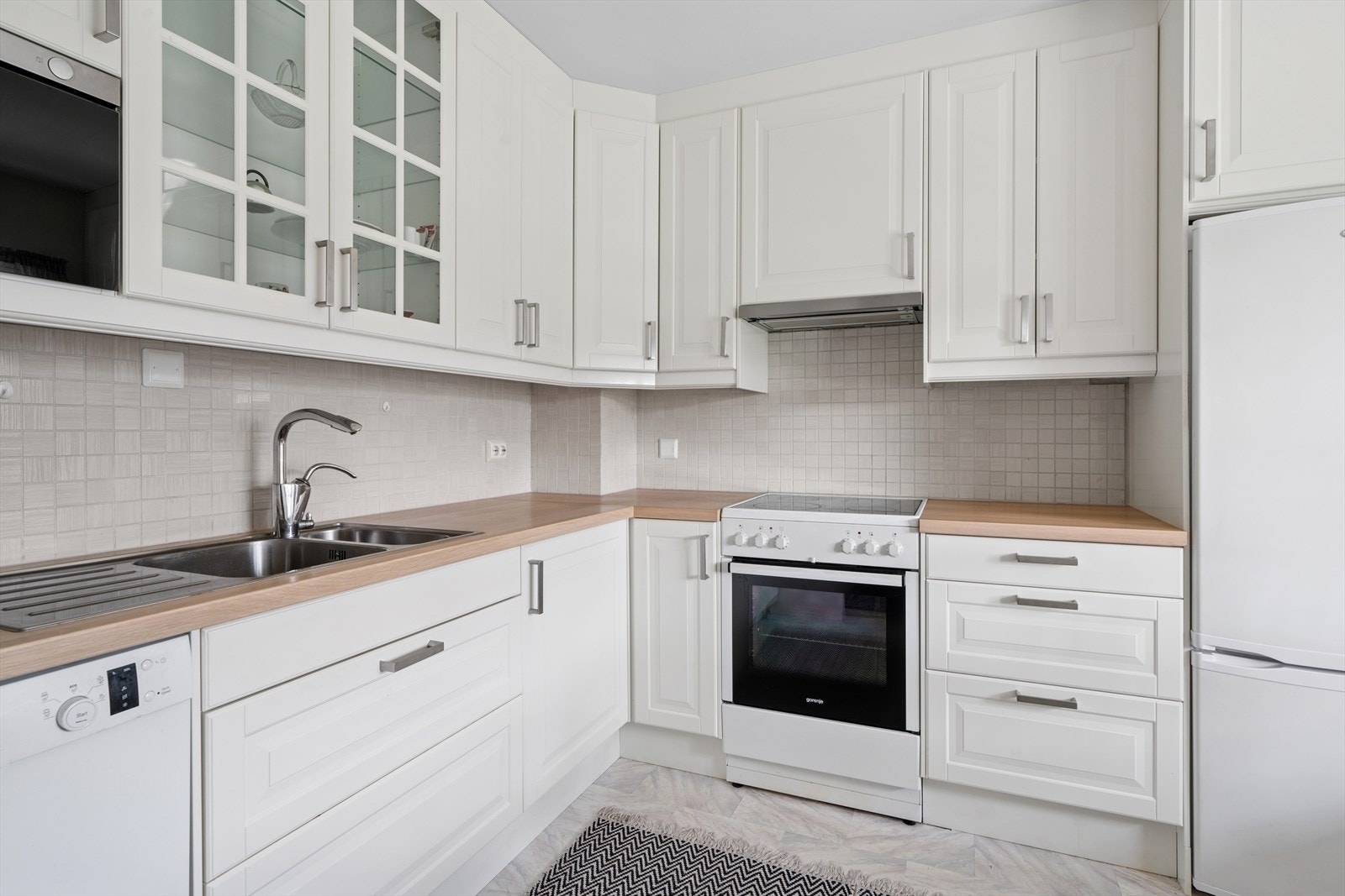 Kjøkkenet er innredet med IKEA-innredning med profilerte fronter fra 2012. Galleribilde