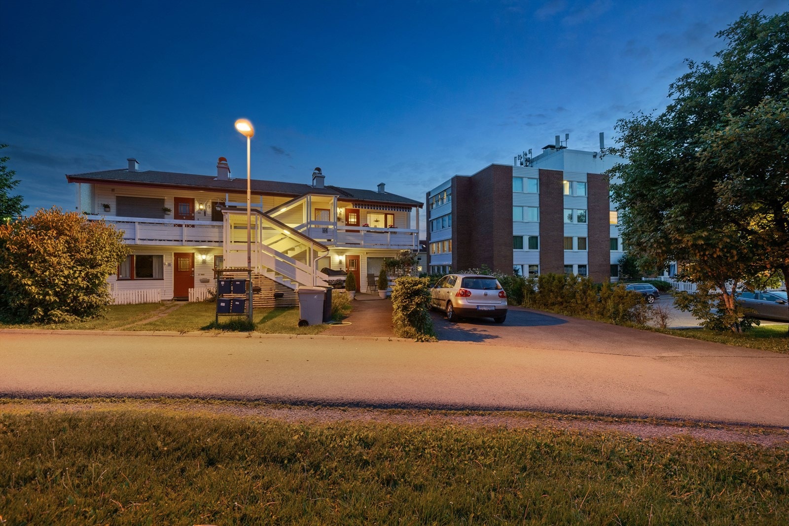 Leiligheten har et hyggelig inngangsparti med adkomst via trapp opp til 2. etasje. Galleribilde