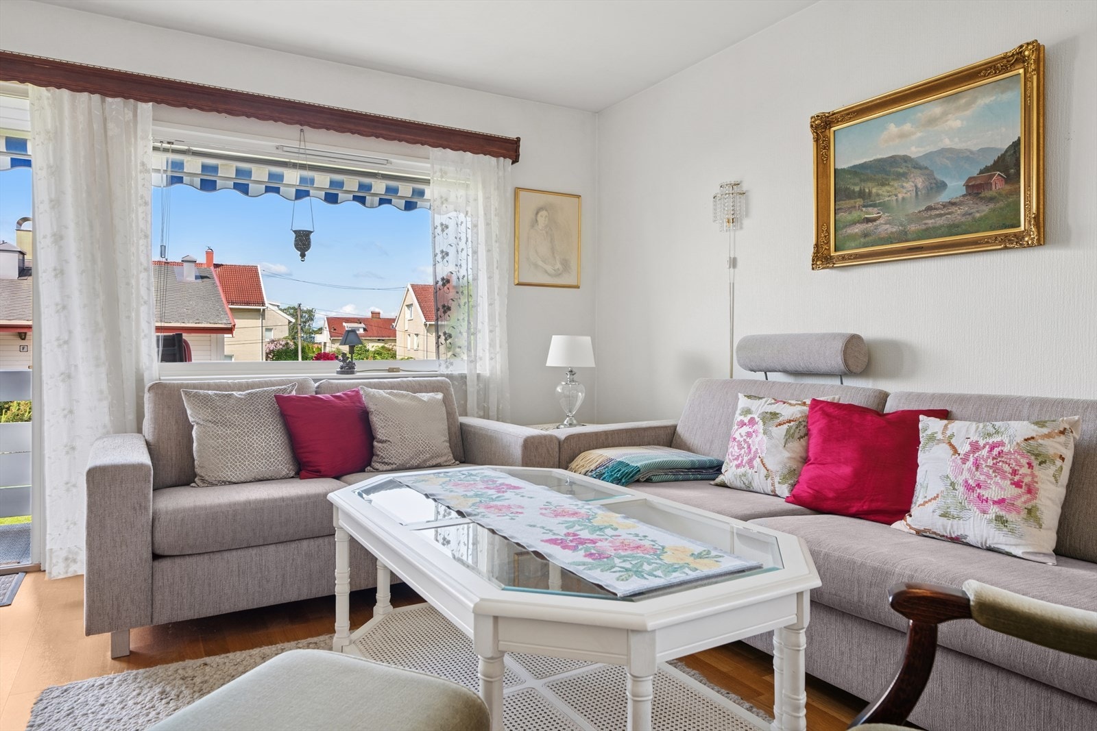 Stuen er lys og romslig, med gode møbleringsmuligheter for både sofagruppe og spisebord. Galleribilde