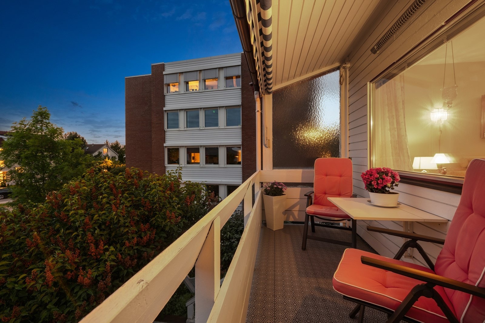 Fra stuen er det utgang til en vestvendt, overbygd balkong på ca. 7 m², oppført i betongkonstruksjon og belagt med plastheller. Galleribilde