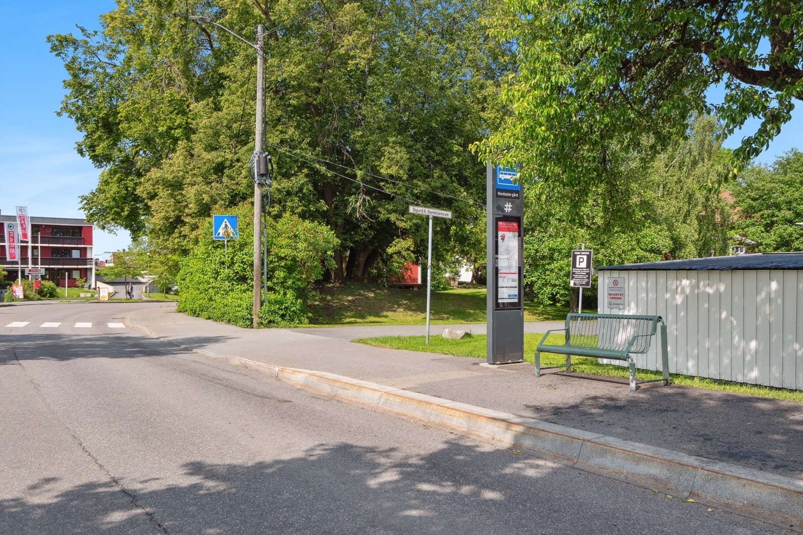 Bussen som tar deg rundt Nordstrand og trikkestoppet på Kastellet - begge kun ca. 3 minutters gange unna. Galleribilde