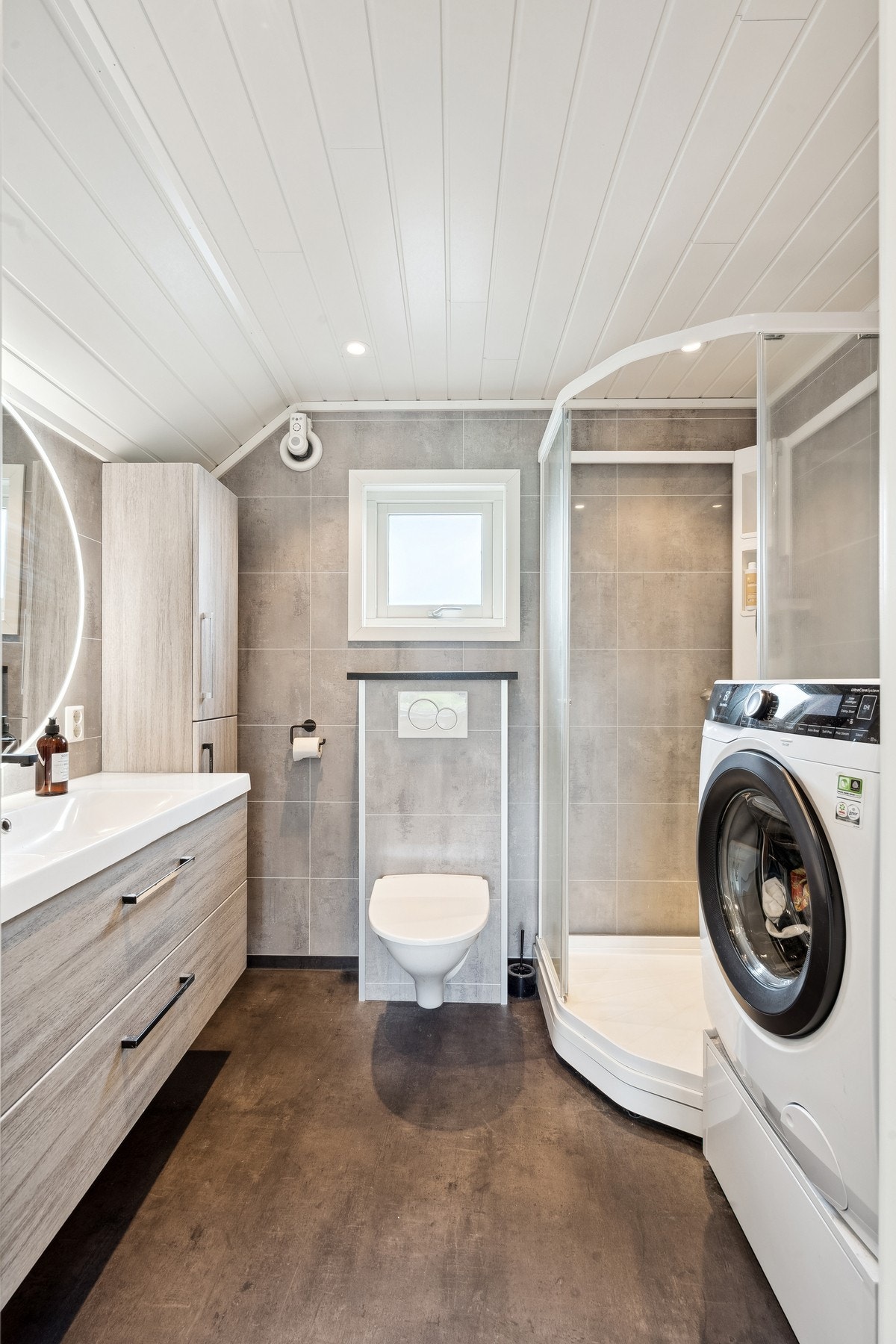 Badet ble renovert i 2019 og holder en moderne standard. Her finner du opplegg for vaskemaskin og elektriske varmekabler på gulv. Galleribilde