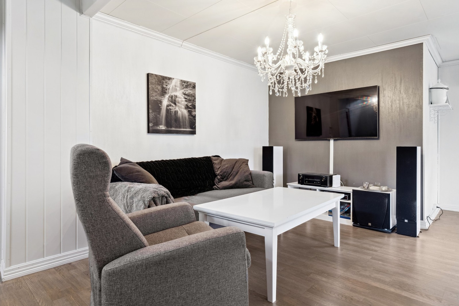 Åpen planløsningen gir en følelse av både romslighet og god flyt i hverdagen. Galleribilde