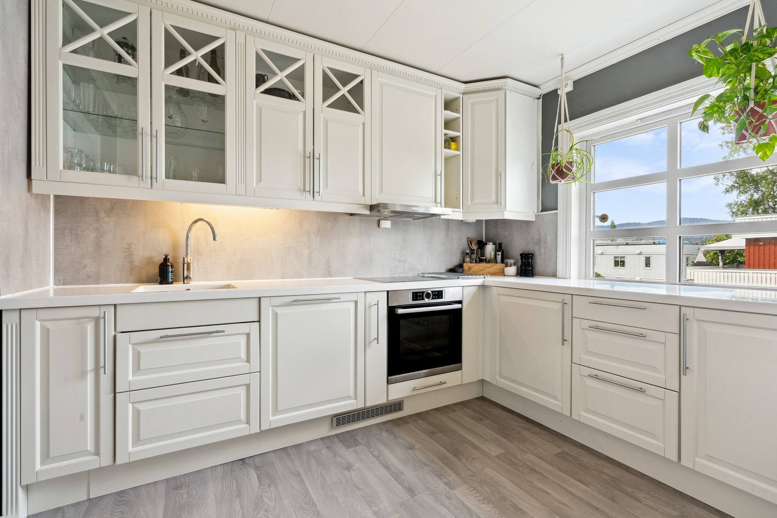 Kjøkkenet er utstyrt med integrert stekeovn, oppvaskmasin, kjøl/fryseskap og induksjonstopp. Galleribilde