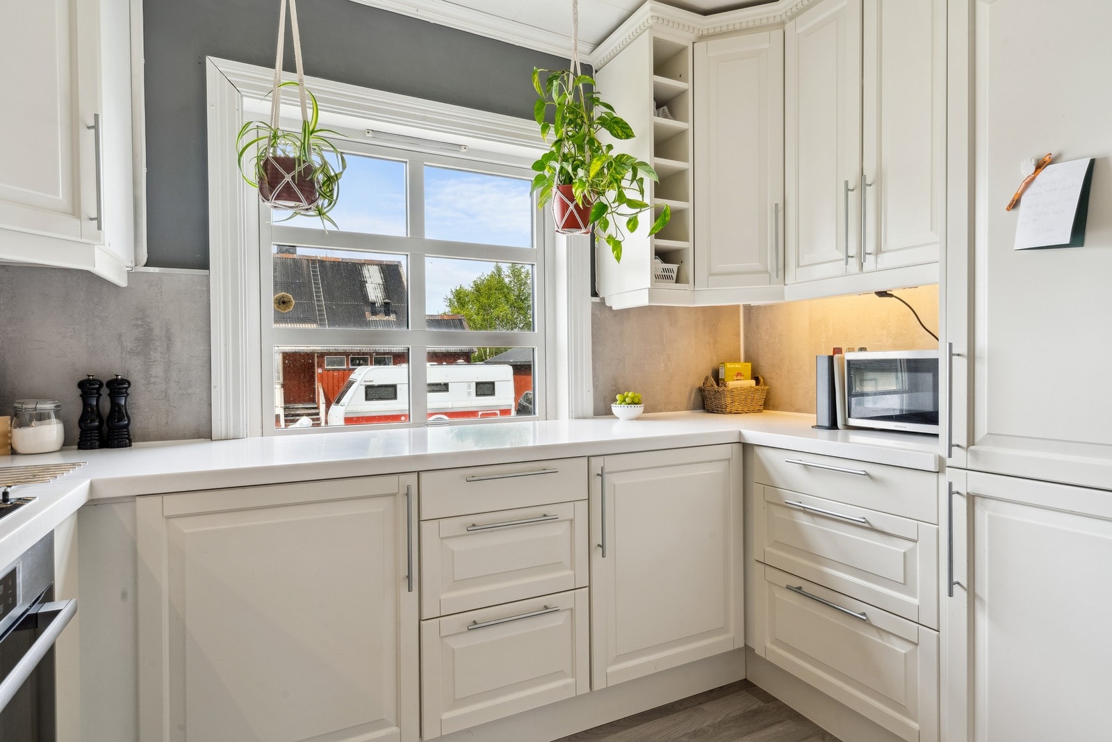 Det er kjøkkenventilator med avtrekk ut. Galleribilde