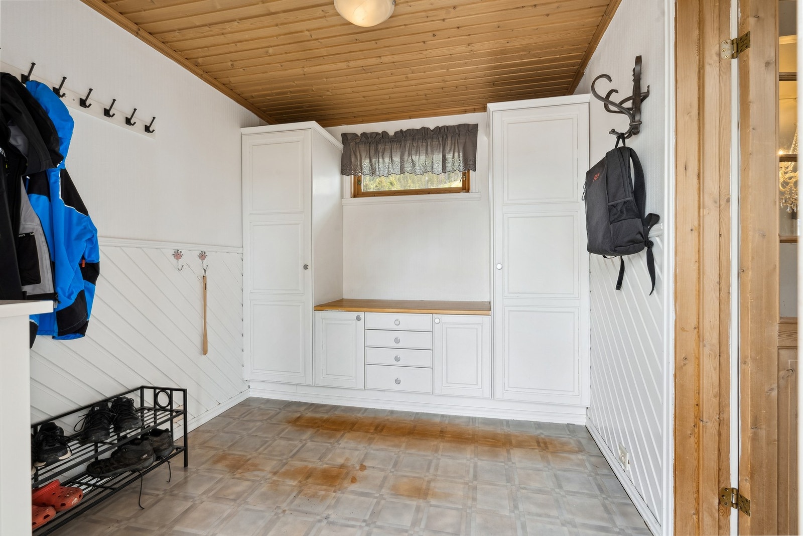 Lys og romslig entre med god plass til oppbevaring av yttertøy og sko. Galleribilde