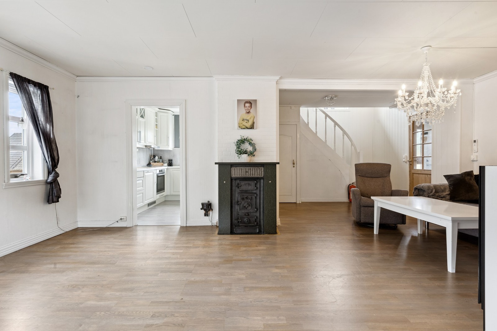 Boligens terrasse har adkomst via dør i stue og trapp i hage. Galleribilde