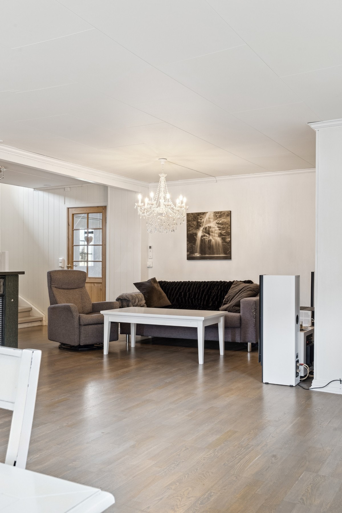 Lys, luftig stue med direkte utgang til en stor og solrik veranda. Galleribilde