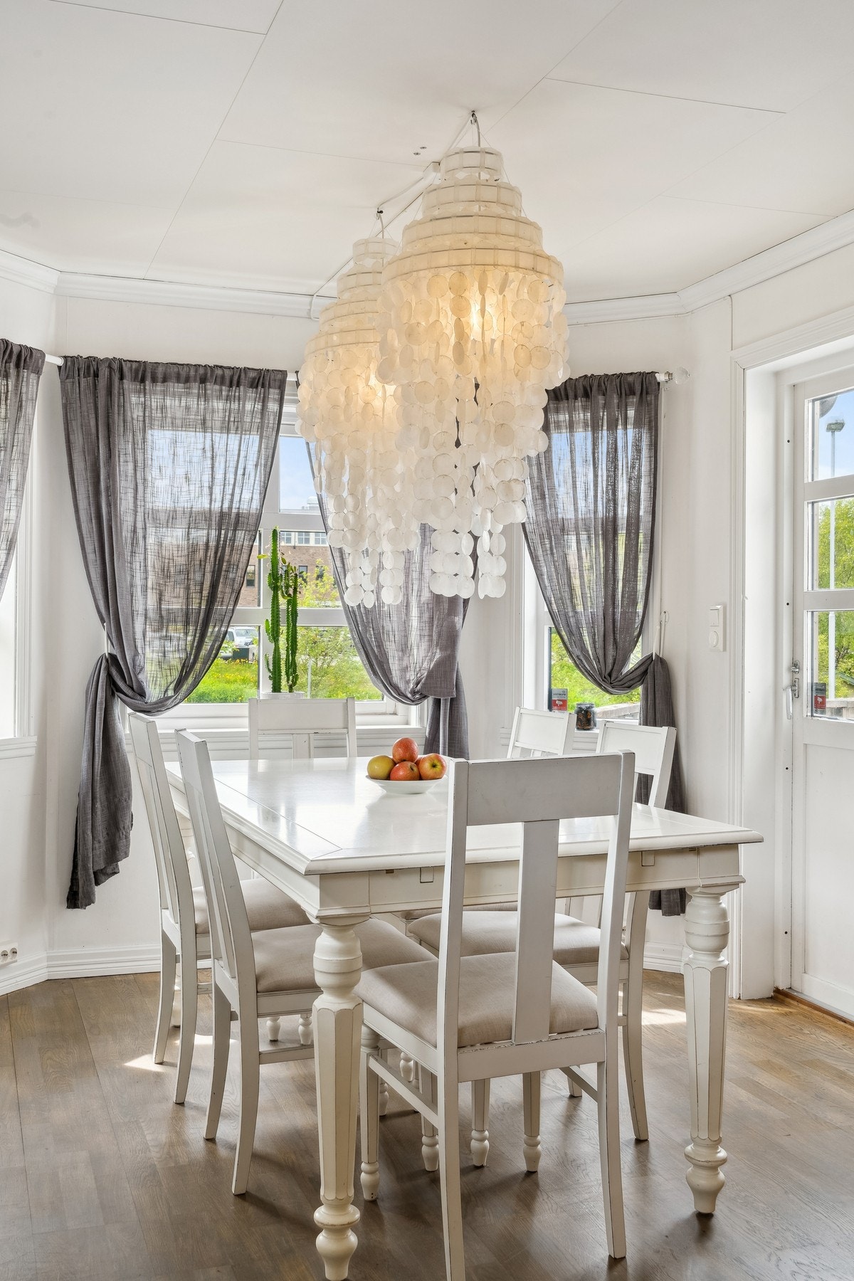 Spisestue med god plass til både hverdagsmåltider og hyggelige sammenkomster. Galleribilde