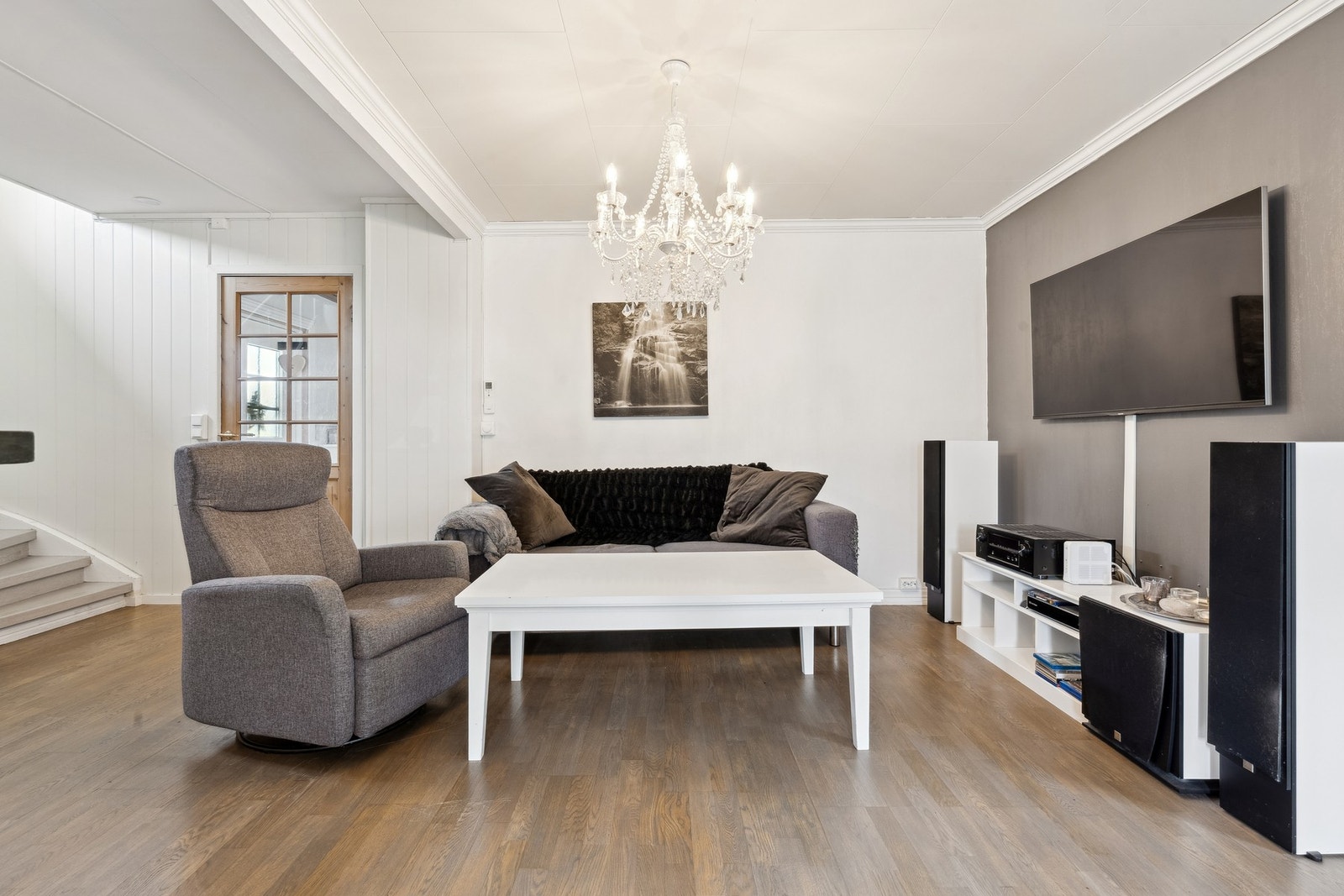 Innholdsrik enebolig beliggende på en solrik hjørnetomt, like i nærheten av sentrum. Galleribilde