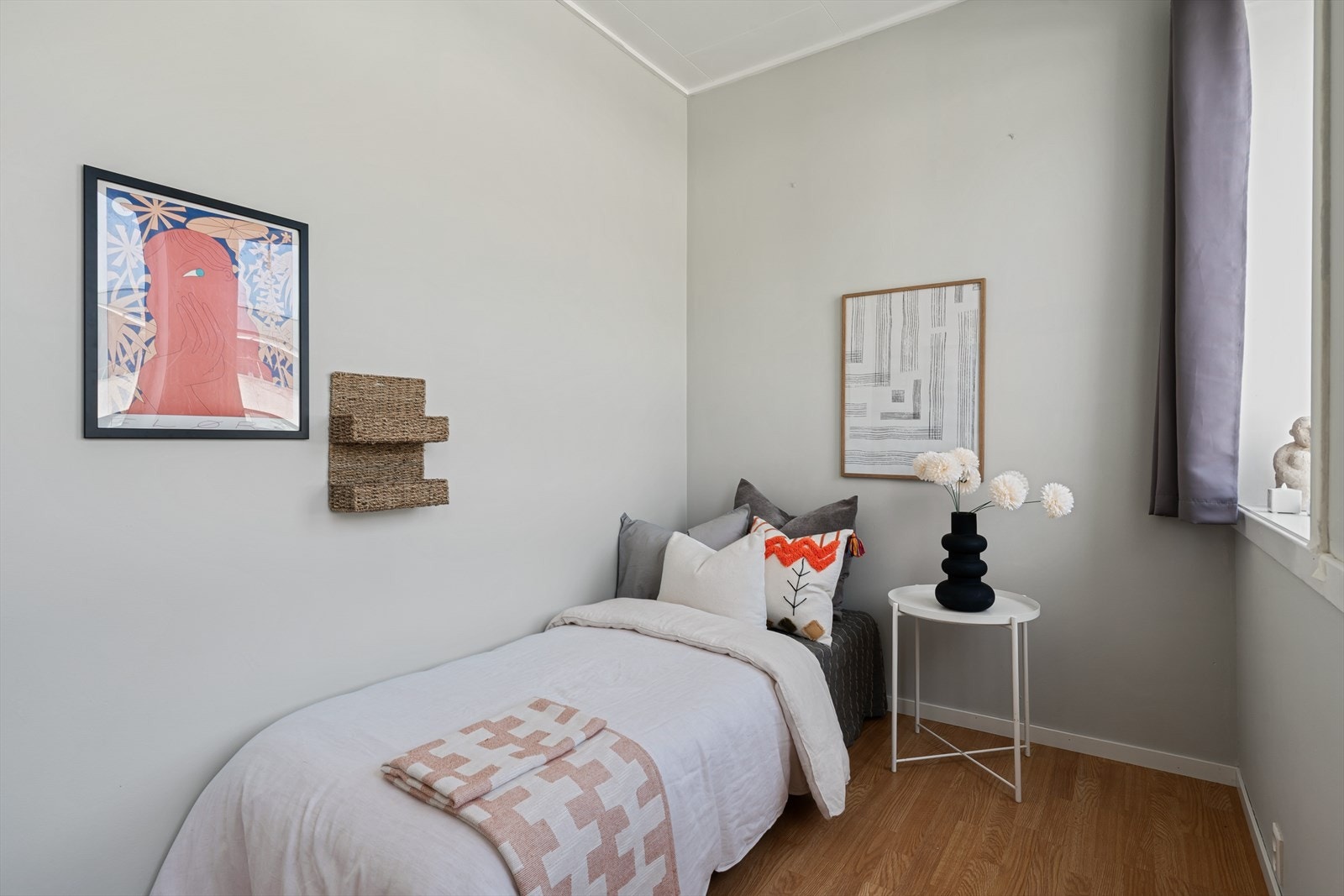 - Sengen kan plasseres i en egen nisje som enkelt kan adskilles ved hjelp av en romdeler eksempelvis - Galleribilde