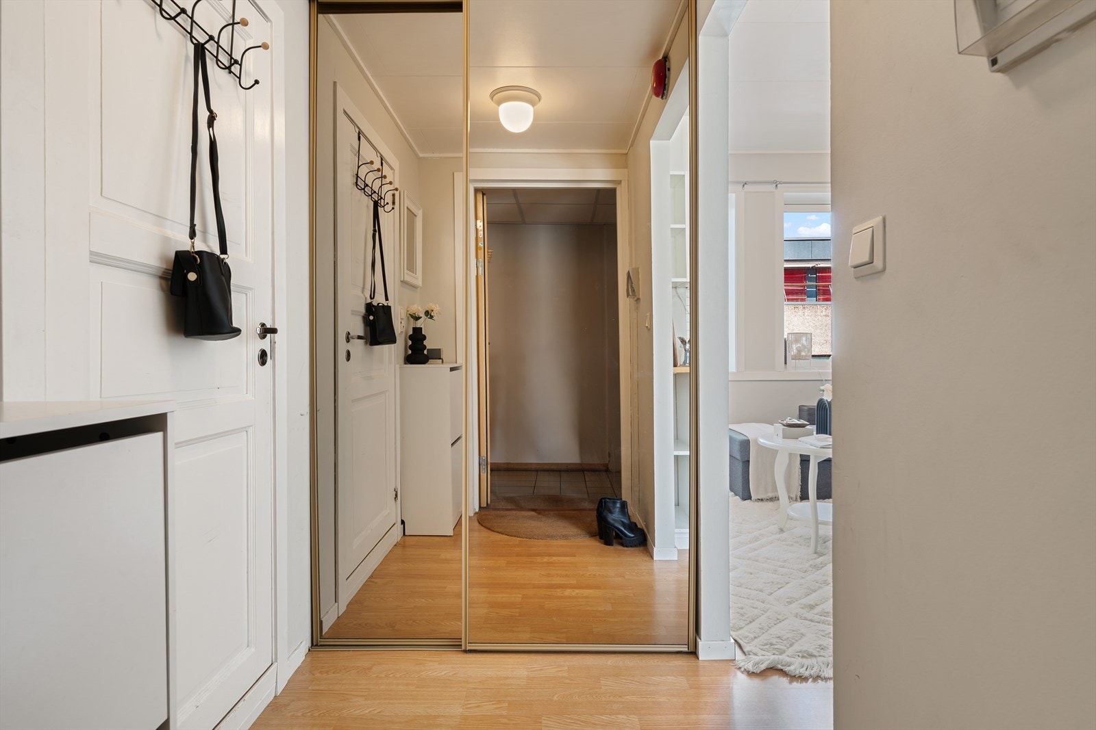 - God plass til oppbevaring i skyvedørsgarderobe i gang. Speildørene bidrar til en luftigere romfølelse - Galleribilde