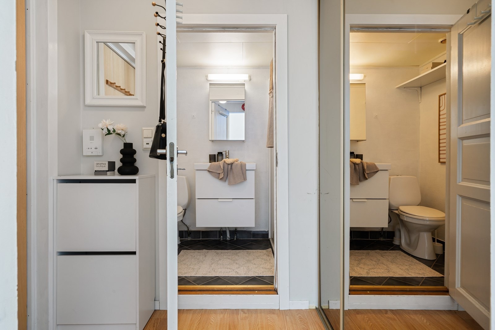 - Man har også plass til skohylle eller jakkeoppheng bak baderomsdøren - Galleribilde