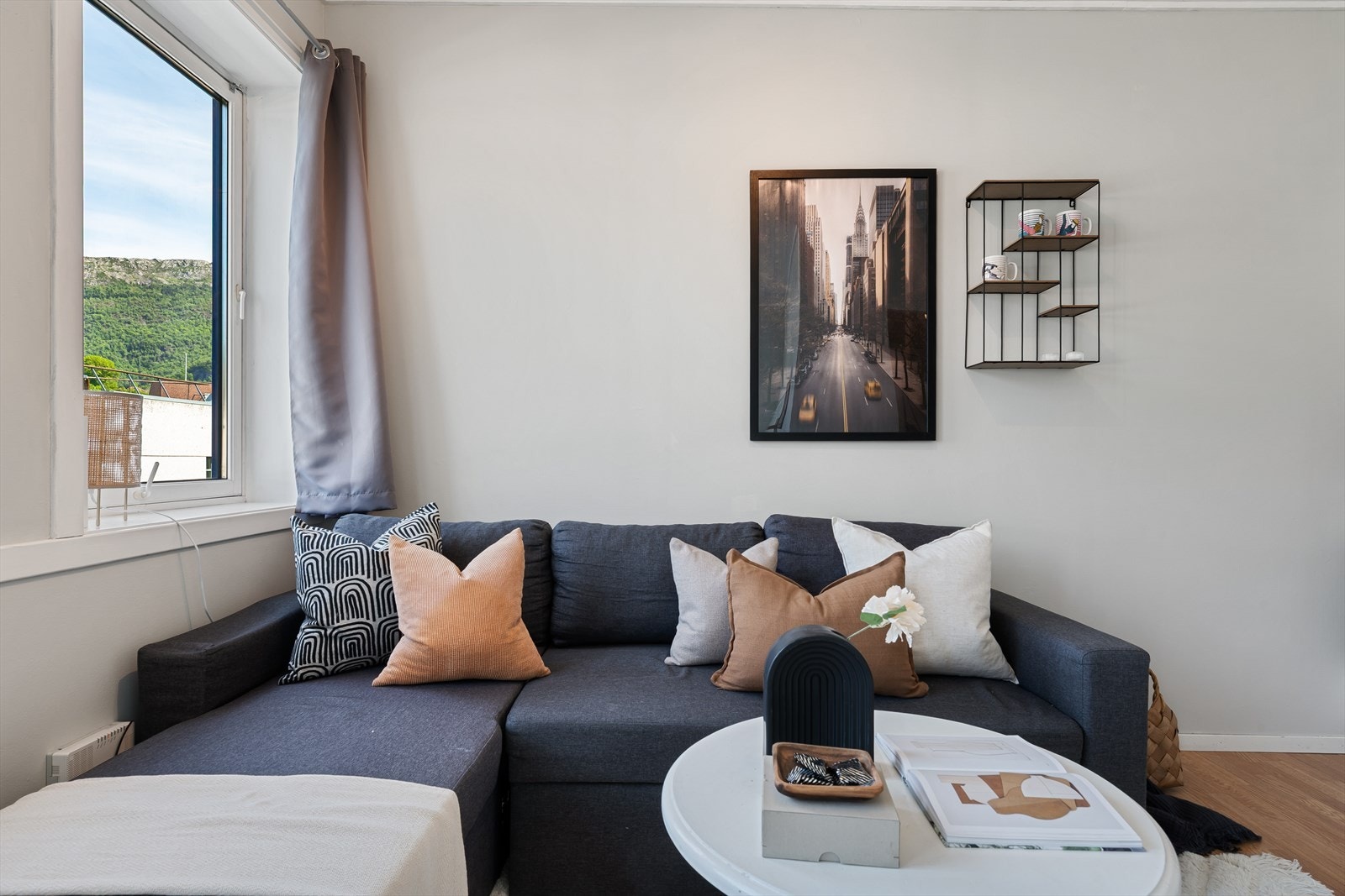 - Leiligheten er malt i lyse fargetoner som gjør det enkelt å sette sitt eget preg - Galleribilde