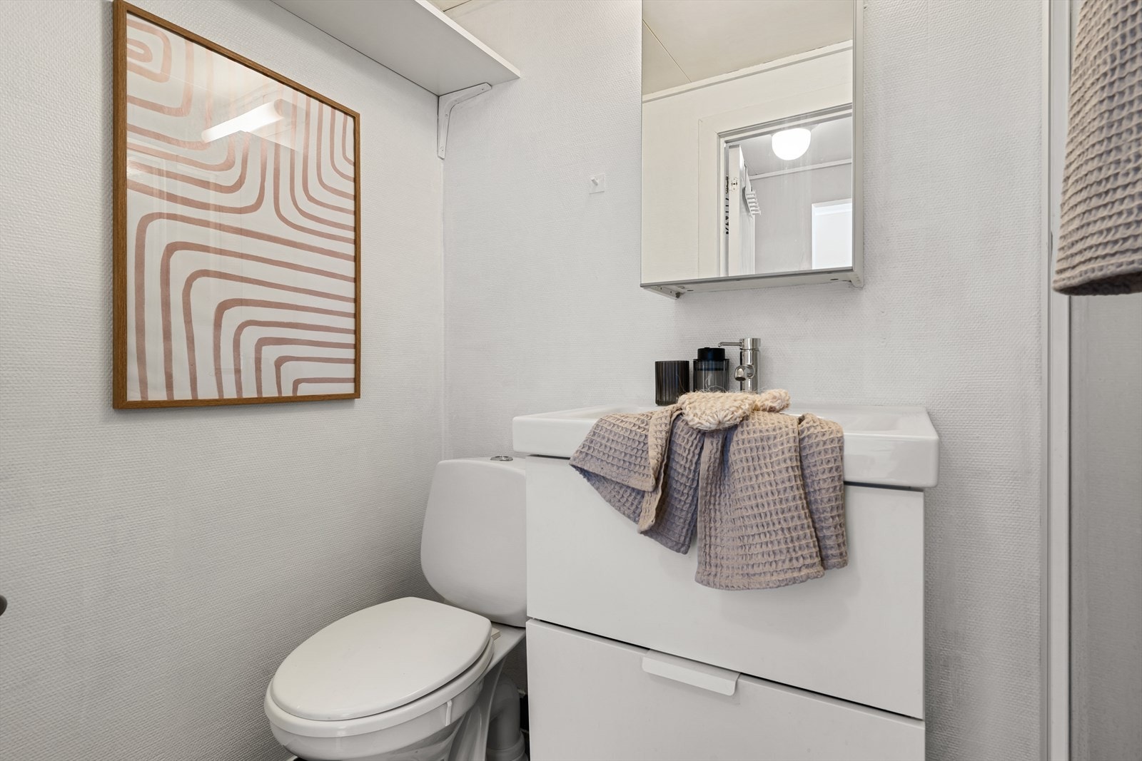 - Badet har fliser på gulv og behagelig varme i gulvet - Galleribilde