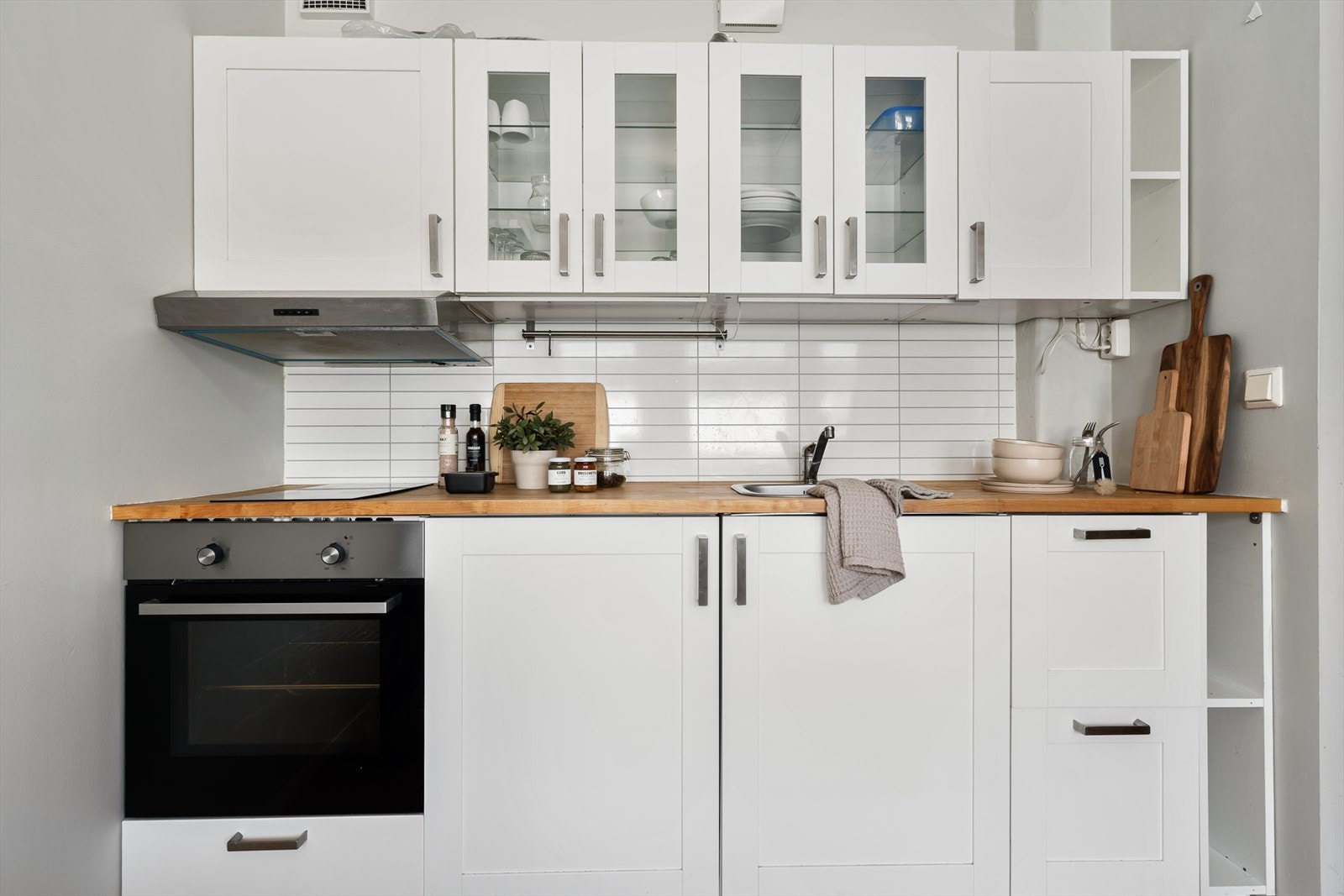 - Klassisk kjøkkeninnredning med profilerte fronter og benkeplate av laminat - Galleribilde