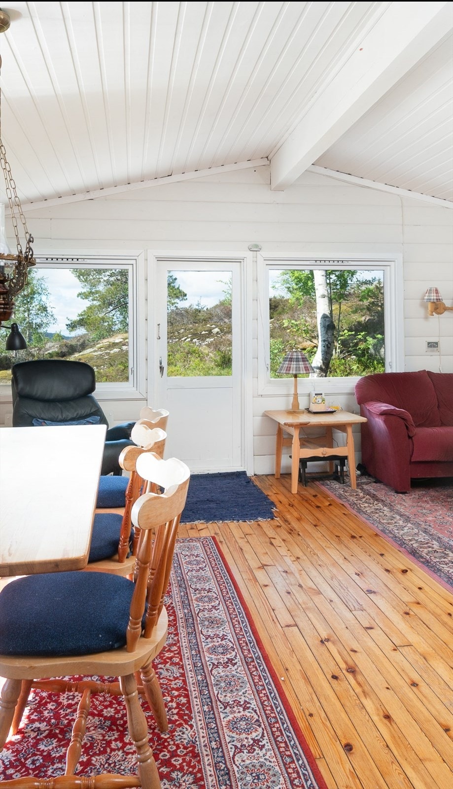 Fra stuen har du utgang til veranda Galleribilde