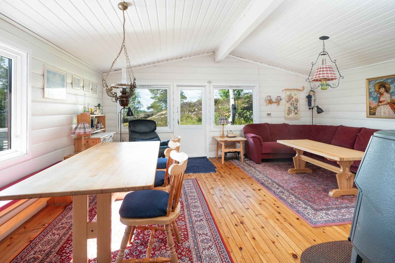 Romslig stue med plass til sofagruppe og spisebord Galleribilde