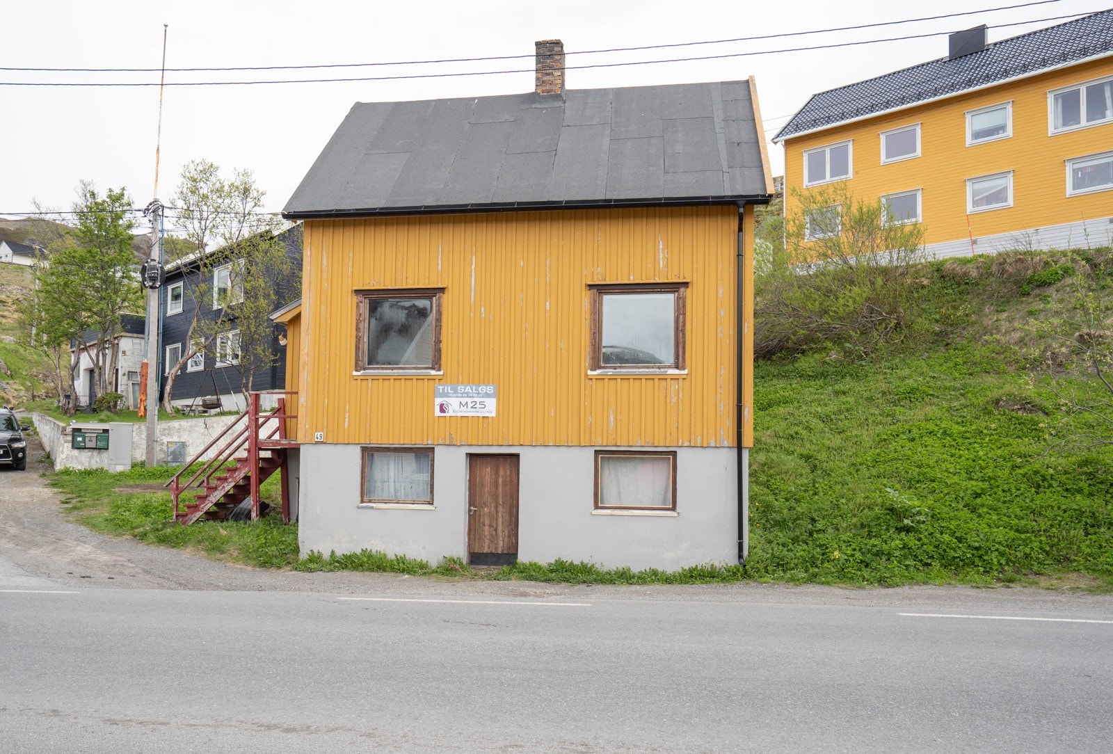 Fasade med inngang til kjeller Galleribilde