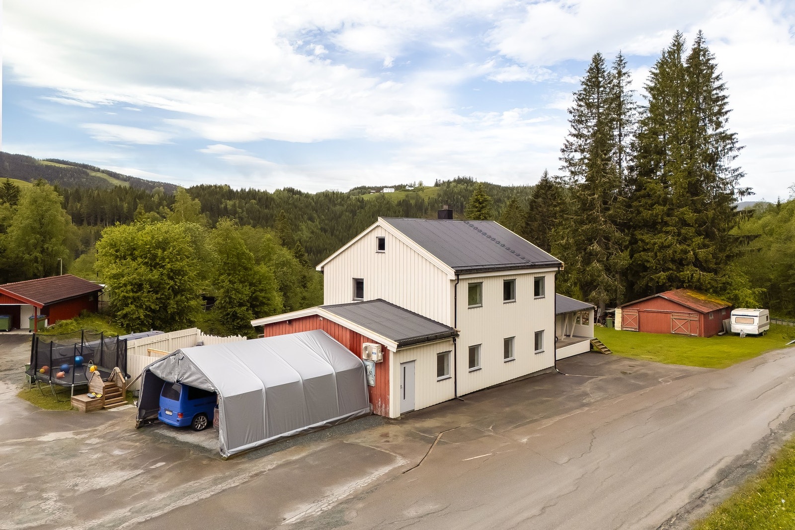 Stor tomt på ca. 2,9 mål. Galleribilde