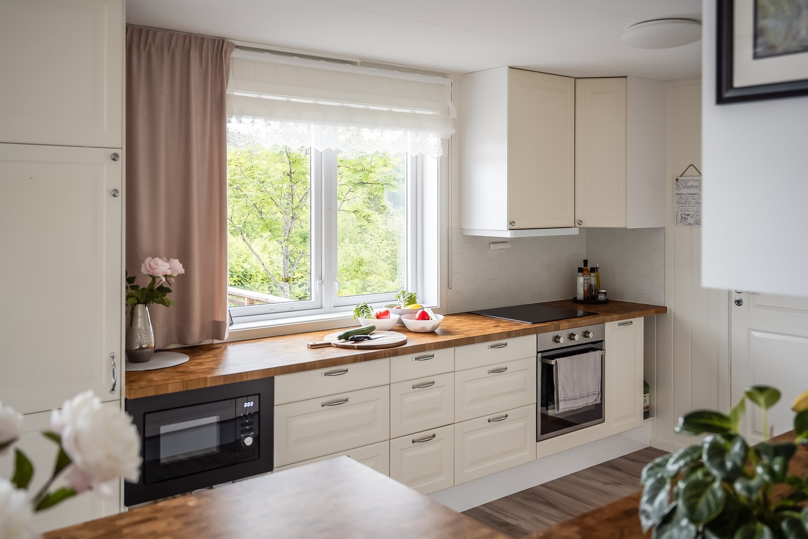 Av integrerte hvitevarer som medfølger er det kombiskap, oppvaskmaskin, platetopp, stekeovn og ventilator. Galleribilde