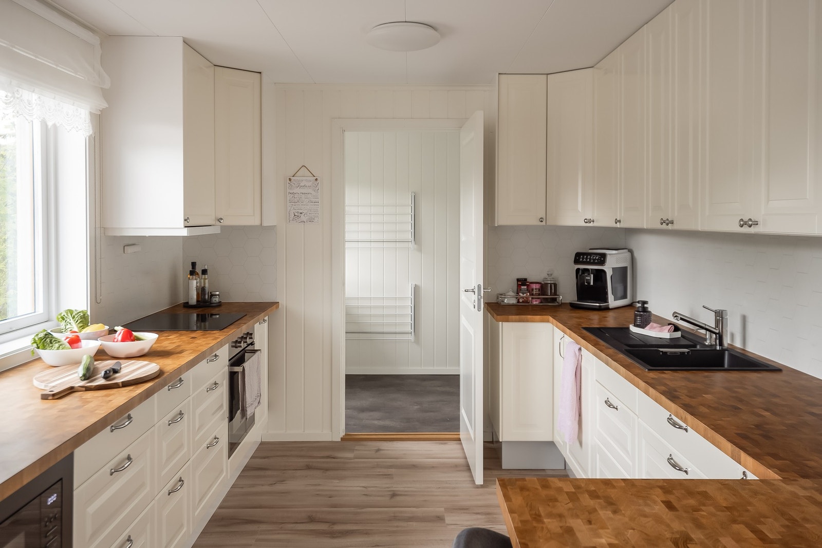 Komfyrvakt er installert på platetopp. Kjøkkenet får TG1 av takstmann. Galleribilde