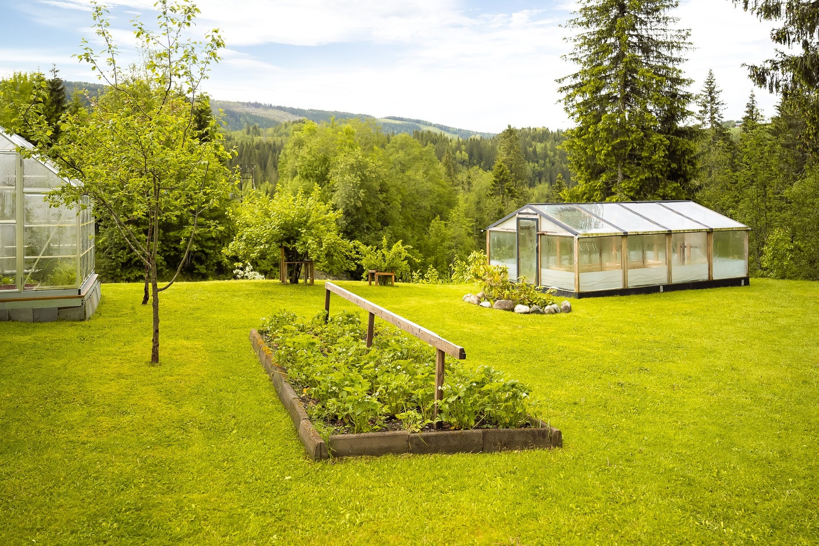 Fra verandaen har man tilgang til uteareal. Drivhus medfølger ikke. Galleribilde