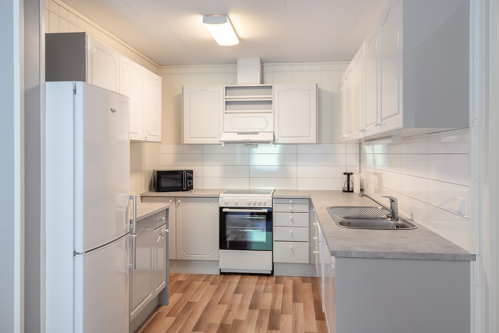 Kjøkkenet har folierte skrog, lakkerte fronter og laminert benkeplate. Komfyrvakt og lekkasjeføler er etablert. Kjøkkenet får TG1 av takstmann. Galleribilde