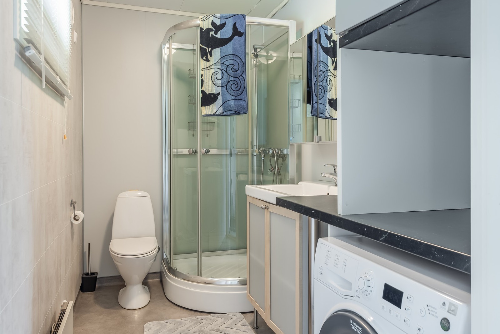 Bad og vaskerom kombineres, og er etablert med opplegg for vaskemaskin, dusjkabinett, servant med underskap og gulvmontert toalett. Badet ble pusset opp i 2020. Galleribilde