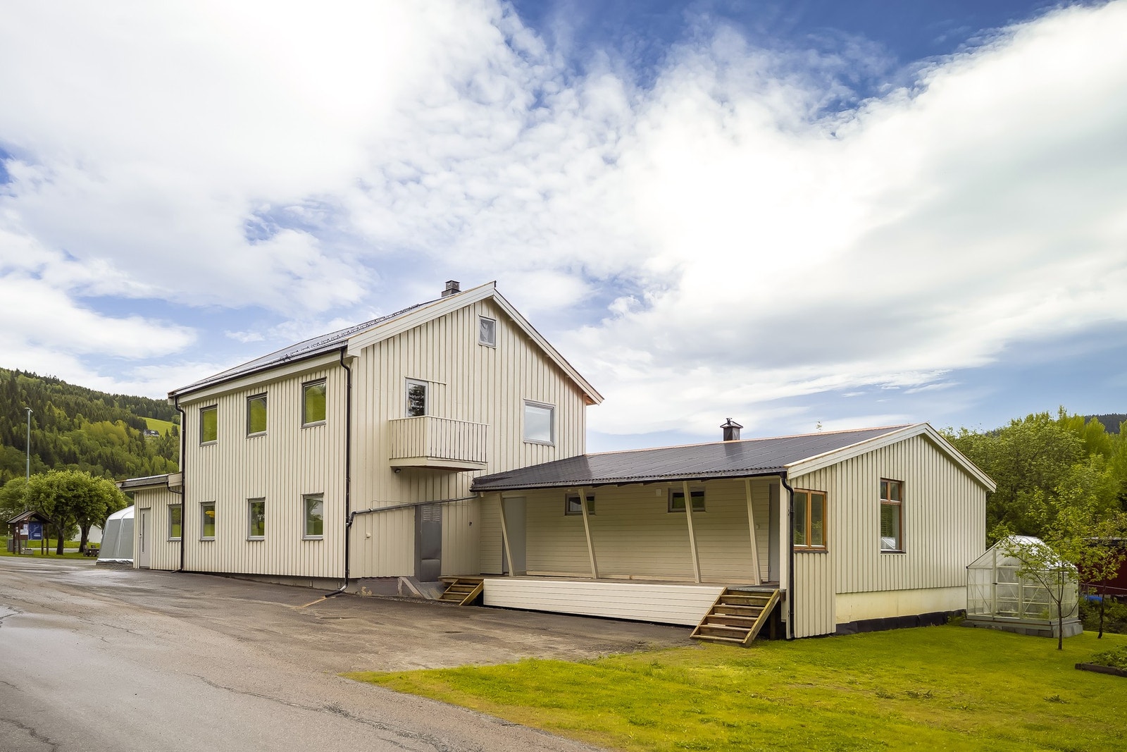 Enorm eiendom med 435 kvm BRA bestående av hovedhus, leilighet og hybel(ikke godkjent) Galleribilde