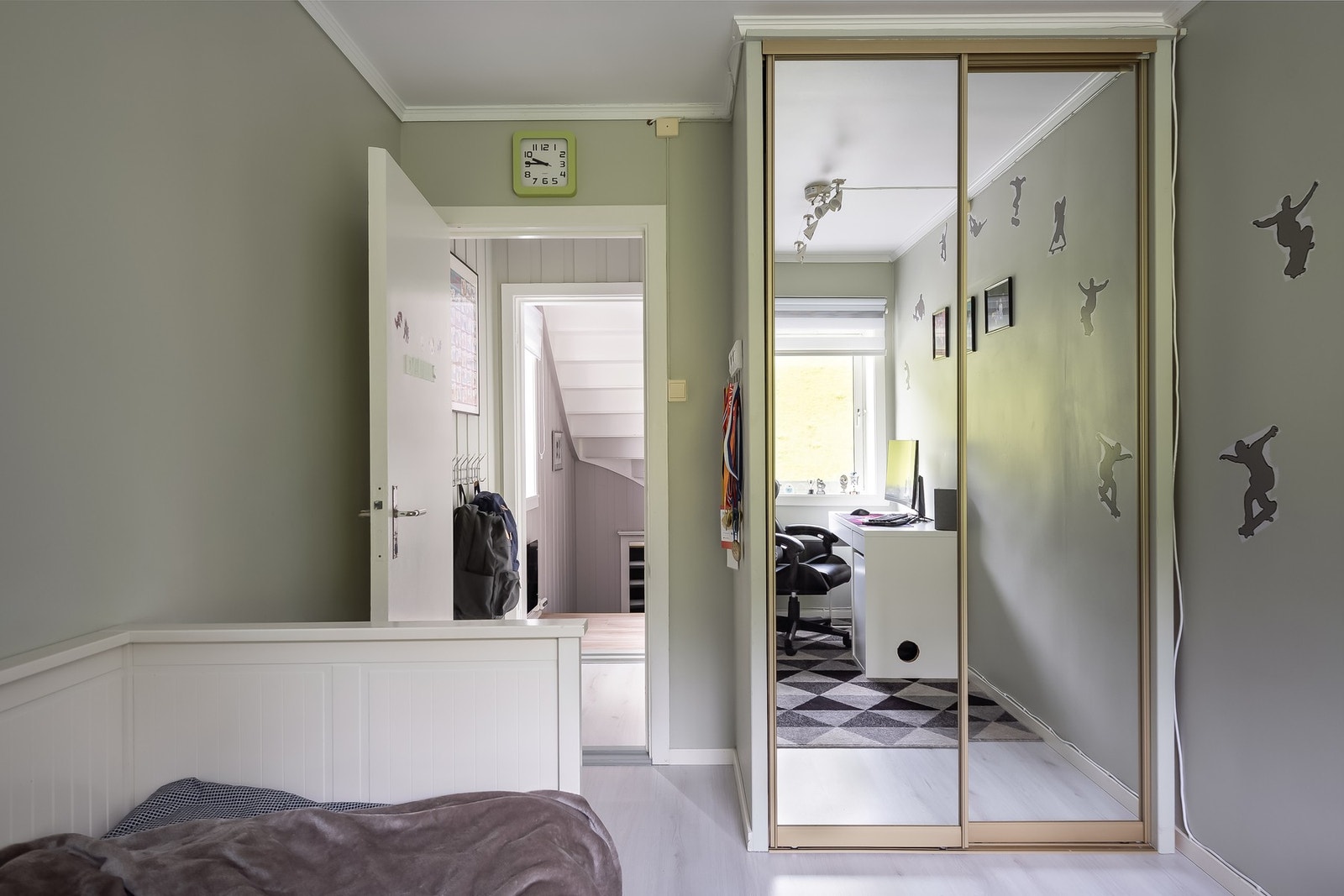 Garderobeskap medfølger handlene. Galleribilde