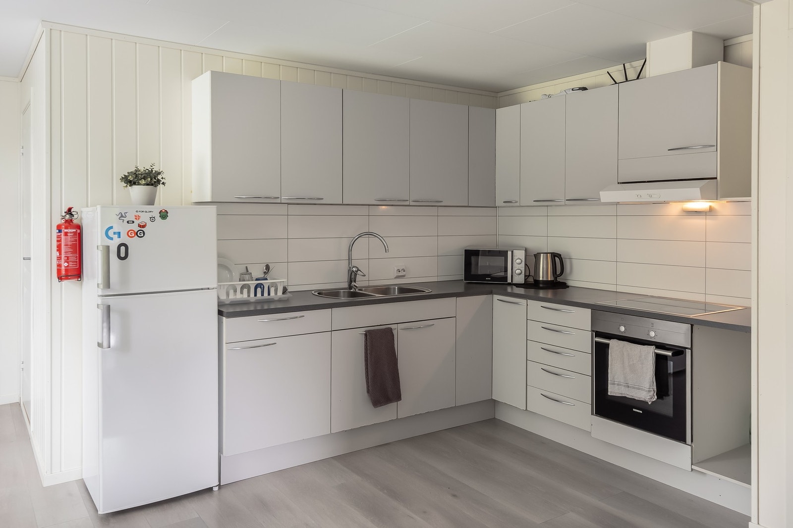 Av integrerte hvitevarer er det platetopp, stekeovn, oppvaskmaskin, mikrobølgeovn og ventilator. Galleribilde