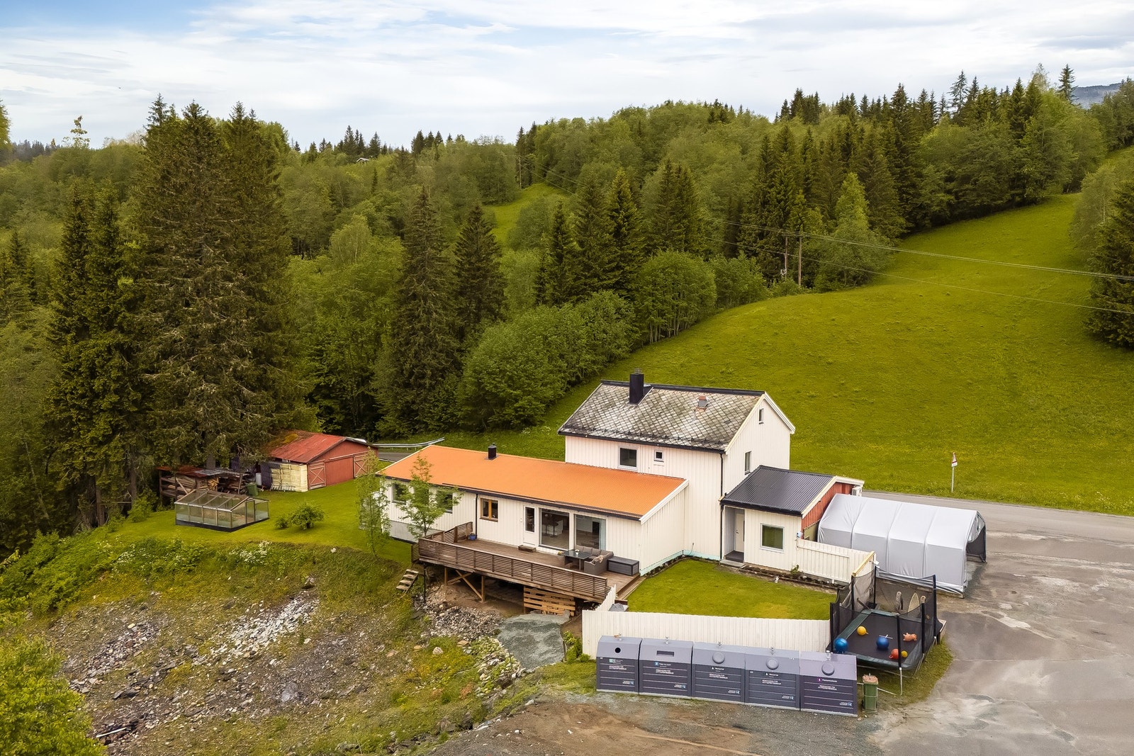 Eiendommen er beliggende landlig og fint til i Forradal med umiddelbar nærhet til blant annet skole og barnehage. Galleribilde