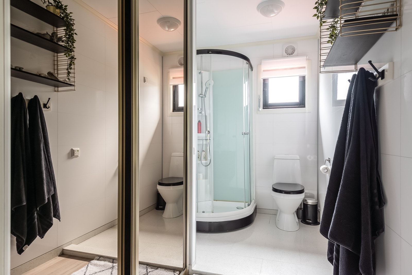 Lyst bad som ble pusset opp i 2020/21. Badet har flislagt gulv og våtromspanel på vegger. Galleribilde