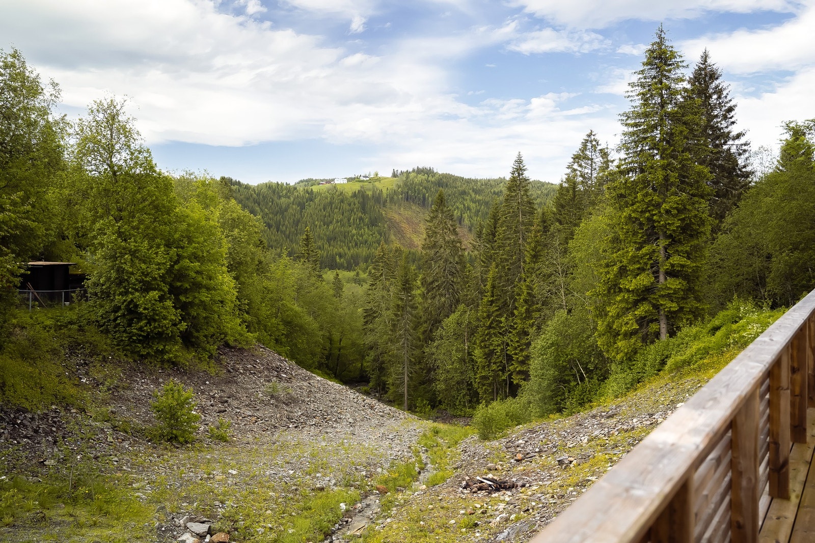 Naturskjønne omgivelser omkranser eiendommen og man har skog og mark samt lakseelv tett på med gode muligheter for jakt og fiske samt isfiske. Galleribilde