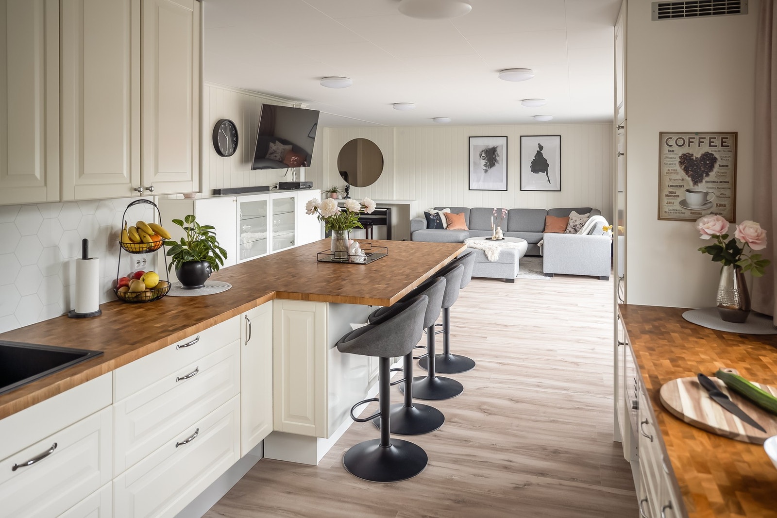 Moderne kjøkken med folierte skrog, lakkerte fronter og lakkert benkeplate. Galleribilde