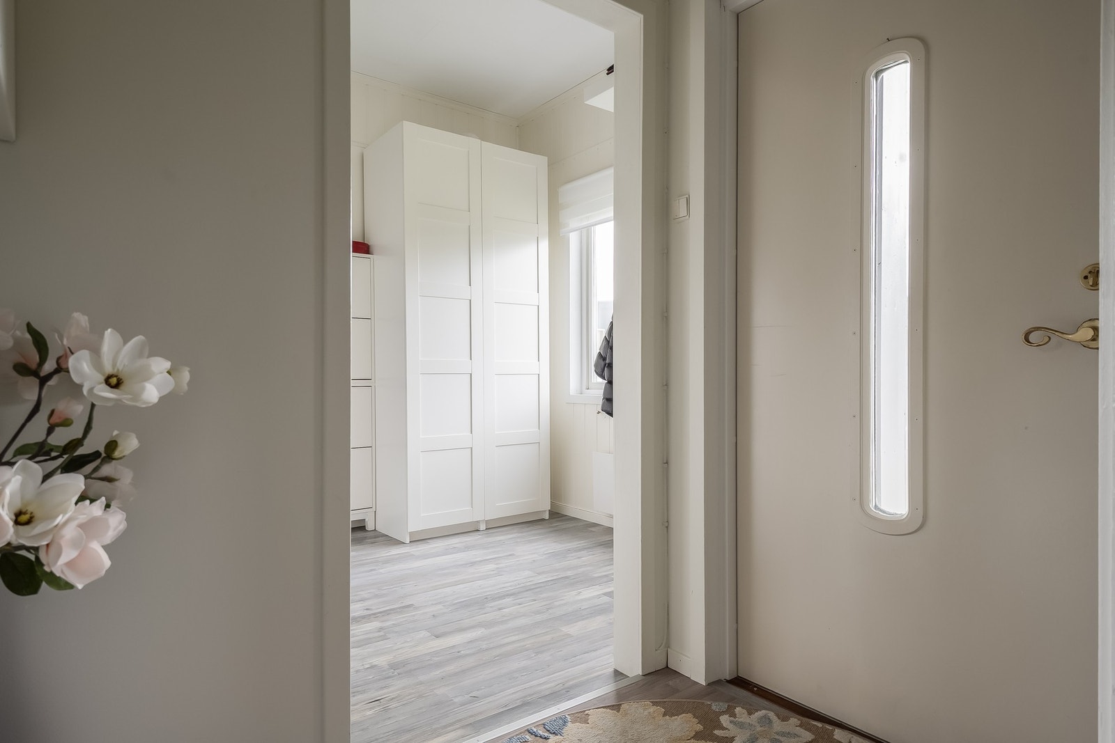 Man ønskes velkommen inn i en romslig entrè med rikelig av plass til ytterklær og sko, samt at det er etablert praktisk garderobeløsning. Galleribilde