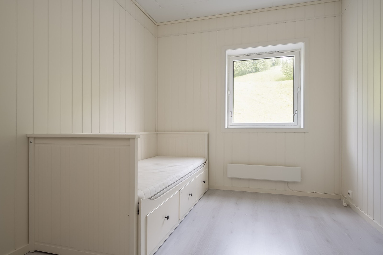 Den fremre delen av boligen har 3 romslige soverom på 10, kvm hver, hvor alle har gode møbleringsmuligheter. Galleribilde