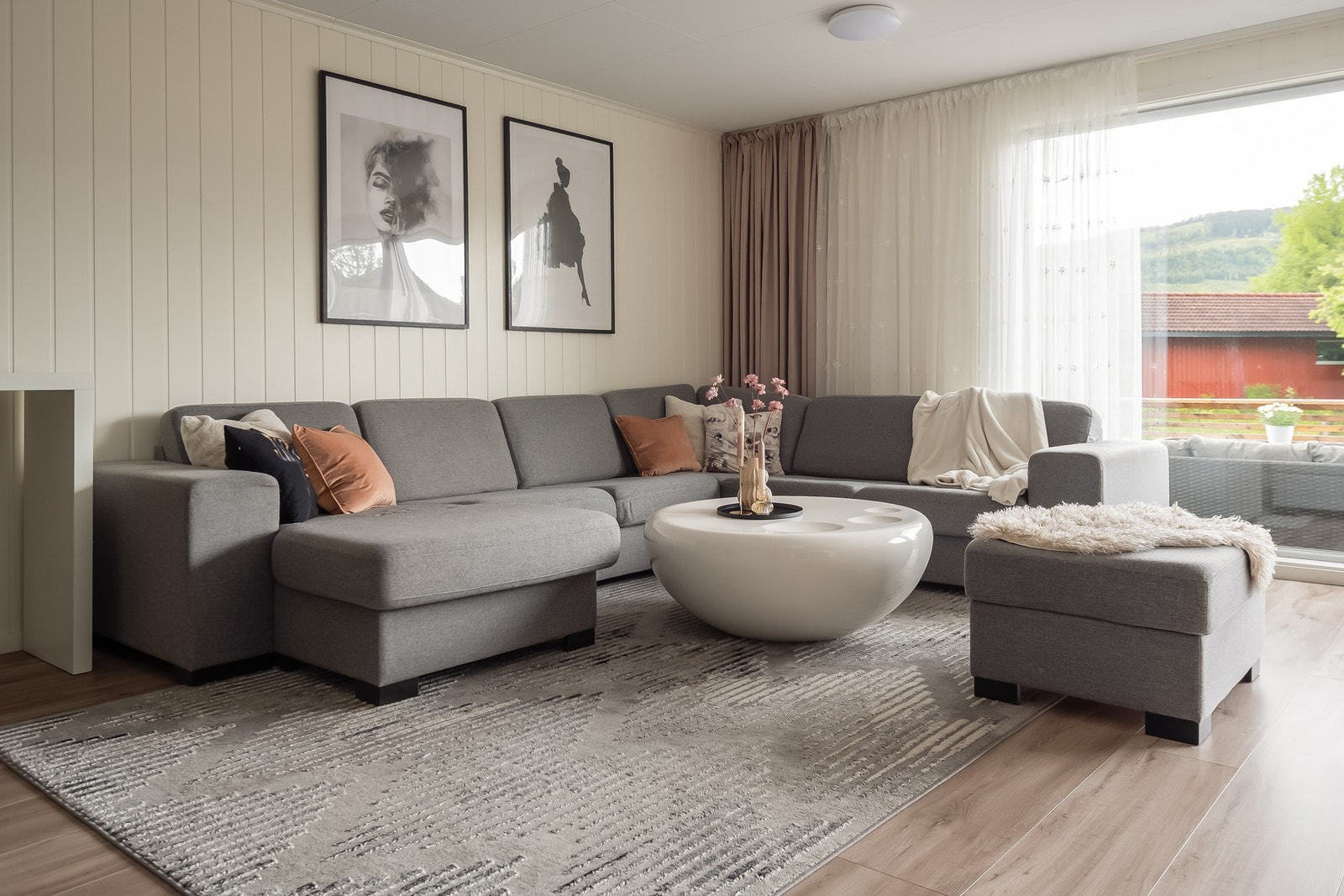 Lys og innbydende stue med rikelig av plass til både sofagruppe og spisestuedel. Galleribilde